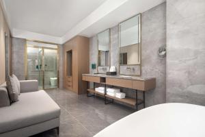 En eller flere senger på et rom på Doubletree By Hilton Altay Fuyun