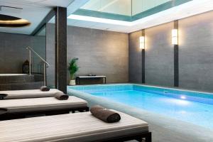 Bazén v ubytování AC Hotel by Marriott Stockholm Ulriksdal nebo v jeho okolí