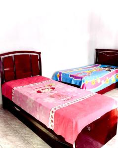 Dos camas una al lado de la otra en una habitación. en Casa Grande Com Churrasqueira E Garagem, en São Pedro da Aldeia