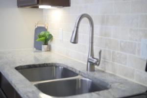 Η κουζίνα ή μικρή κουζίνα στο Modern City Loft Cozy 1BR & Free Parking