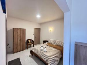 Giường trong phòng chung tại Nayuha Buildings Apt B2