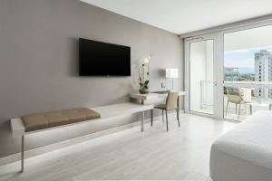 TV a/nebo společenská místnost v ubytování AC Hotel by Marriott San Juan Condado