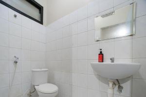 Vannituba majutusasutuses RedDoorz Plus @ Jalan Raden Intan Lampung