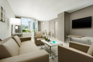 TV a/nebo společenská místnost v ubytování AC Hotel by Marriott San Juan Condado