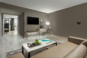 TV a/nebo společenská místnost v ubytování AC Hotel by Marriott San Juan Condado