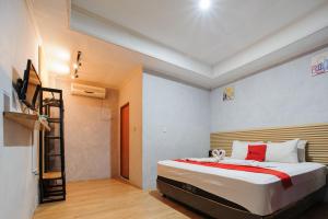 Voodi või voodid majutusasutuse RedDoorz Plus @ Jalan Raden Intan Lampung toas