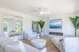 TV a/nebo společenská místnost v ubytování Cloud Nine, 18 Wynne Cres - heated pool, waterviews, beach