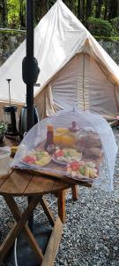 Jídlo v luxury tent nebo okolí