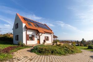 una casa con paneles solares en el techo en Balaton View From Almadi - Happy Rentals, en Balatonalmádi