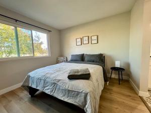 Giường trong phòng chung tại beautifully renovated townhouse +19 ảnh