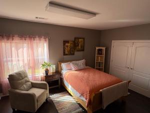 une chambre avec un lit, une chaise et une fenêtre dans l'établissement The Alex, à Braselton