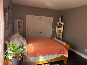 - une chambre avec un lit et une couette en orange dans l'établissement The Alex, à Braselton 3 autres photos