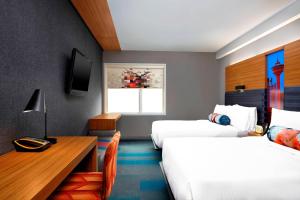 Voodi või voodid majutusasutuse Aloft Hotel Calgary University toas