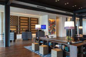 Sjónvarps- og/eða afþreyingartæki á Renaissance Columbus Westerville-Polaris Hotel