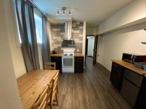 A kitchen or kitchenette at Dt 1Bed 1bath Cozy Suite 8 Min Walk To Arena