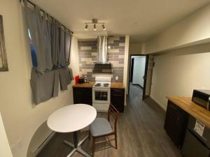 A kitchen or kitchenette at Dt 1Bed 1bath Cozy Suite 8 Min Walk To Arena