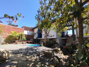 a backyard with a pool and a house at Patio Chic in Jericó