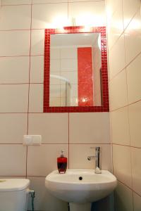 een badkamer met een wastafel en een spiegel bij VIP studio in CENTER!!! in Nikolayev