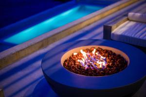 un tazón de fuego en una mesa junto a una piscina en ビーチテラス房総, en Futtsu