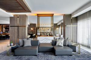Posezení v ubytování AC Hotel by Marriott Durham Duke University