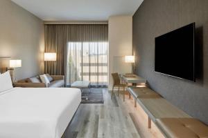 TV a/nebo společenská místnost v ubytování AC Hotel by Marriott Durham Duke University