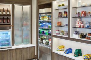 Supermarket nebo jiné obchody v  hotelu nebo okolí