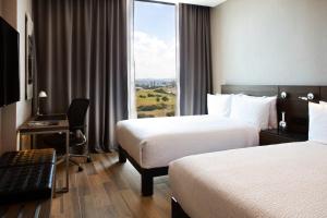Postel nebo postele na pokoji v ubytování AC Hotel Queretaro Antea