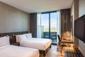 Postel nebo postele na pokoji v ubytování AC Hotel Queretaro Antea