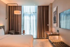 Postel nebo postele na pokoji v ubytování AC Hotel Queretaro Antea