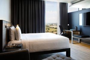 Postel nebo postele na pokoji v ubytování AC Hotel Queretaro Antea