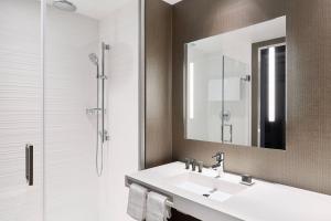 Koupelna v ubytování AC Hotel by Marriott Phoenix Tempe/Downtown + 27 fotografií