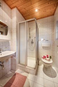 Koupelna v ubytování Gästehaus Gratz - inklusive Eintritt in die Alpentherme