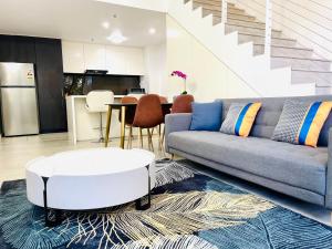 Posezení v ubytování Sydney resort style condo 3 pools