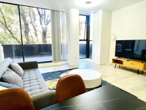 TV a/nebo společenská místnost v ubytování Sydney resort style condo 3 pools