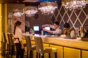 Royce Hotel & Casino في كلارك: مجموعة من الناس يجلسون في بار في مطعم