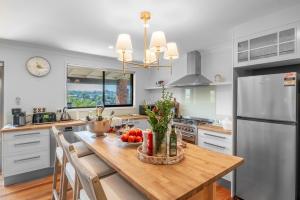 una cocina con una mesa con frutas y verduras. en Kiama Mountain Views Complex, en Kiama
