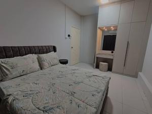 Giường trong phòng chung tại RINA HOMESTAY Kemaman +7 ảnh