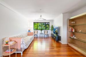 una sala de estar con un sofá y una mesa en Kiama Mountain Views Home, en Kiama 28 fotos más