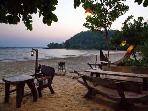 un grupo de bancos sentados en una playa en Beachfront Cottage of Koh Pu, en Ko Jum