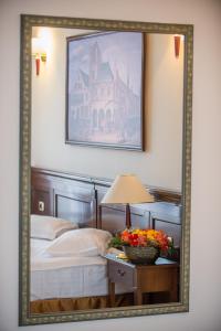 Un pat sau paturi într-o cameră la Hotel Rexton