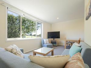 ein Wohnzimmer mit Sofa und Fernseher in der Unterkunft North View in Warrnambool