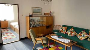 Posedenie v ubytovaní Cosy Country House U Faflika with Sauna and 2 bathrooms