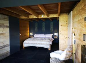 Una cama o camas en una habitación de Chalet with panoramic views of the mountains of the Oberland and Lake Thun