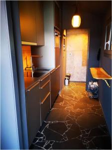 Una cocina o kitchenette en Chalet with panoramic views of the mountains of the Oberland and Lake Thun