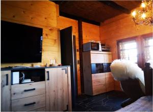 Una cocina o kitchenette en Chalet with panoramic views of the mountains of the Oberland and Lake Thun