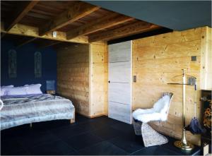 Una cama o camas en una habitación de Chalet with panoramic views of the mountains of the Oberland and Lake Thun