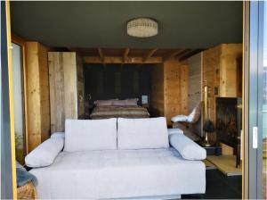 Una cama o camas en una habitación de Chalet with panoramic views of the mountains of the Oberland and Lake Thun