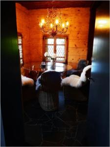Una cama o camas en una habitación de Chalet with panoramic views of the mountains of the Oberland and Lake Thun