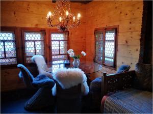 Un lugar para sentarse en Chalet with panoramic views of the mountains of the Oberland and Lake Thun