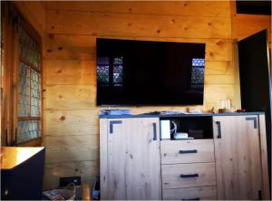 Una cocina o kitchenette en Chalet with panoramic views of the mountains of the Oberland and Lake Thun